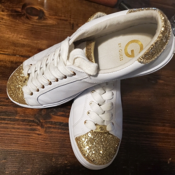 Tennis shoes - Picture 2 of 5